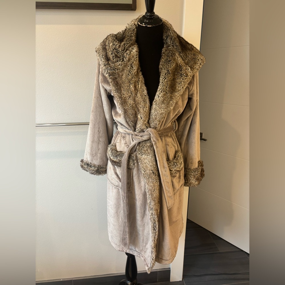 POTTERY BARN Luxurious Faux Fur Trimmed Robe